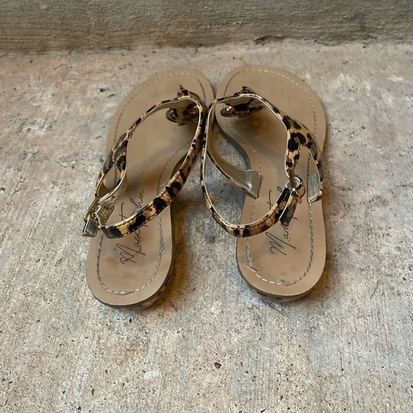 Marc Fisher Womens 5 Leopard Animal Print Gold Buckle Thong Sandals - Picture 5 of 7